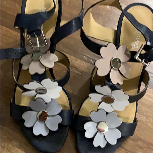 Michael Kors Shoes - Moving Sales! LIKE BRND NEW Michael Kors Sandals Michael Kors Shoes - Moving Sales! LIKE BRND NEW Michael Kors Sandals